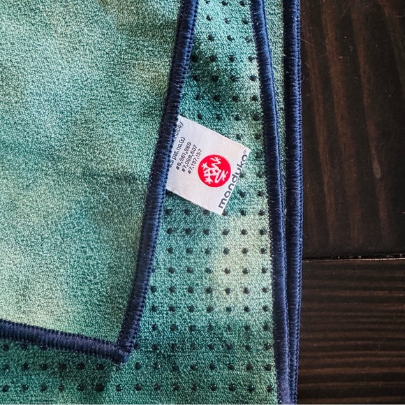 Like New Manduka Yogitoes Hot Yoga Mat Towel - Green Tie Dye - Picture 3 of 5